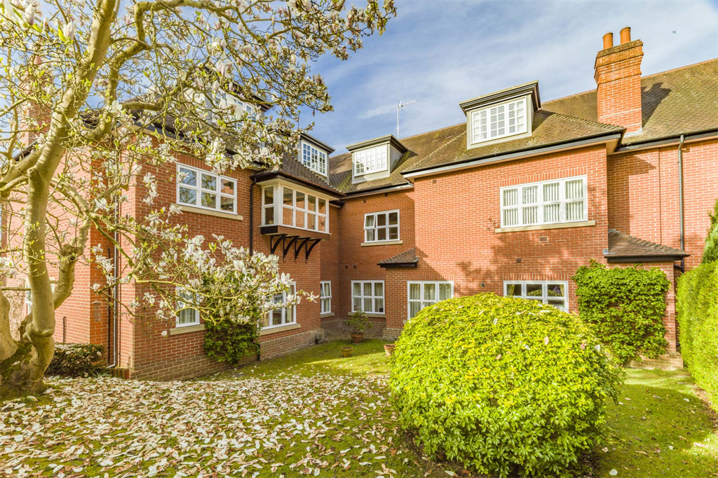 Additional image 10 of 3 bed flat for sale12 Court Gardens, Goring On Thames RG8
