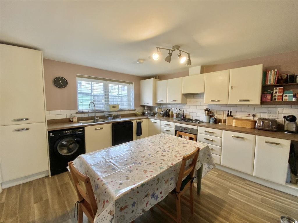 Property photo 2 of 11 Kitchen/ Dining Room