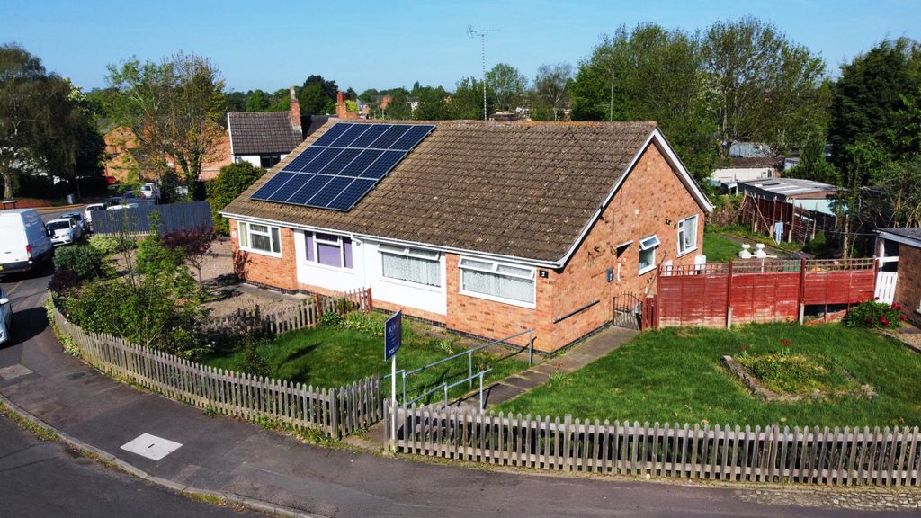 Property photo 1 of 11 Godwin Avenue, Wigston, Leicester, Leicestershire, Le18 3Pl