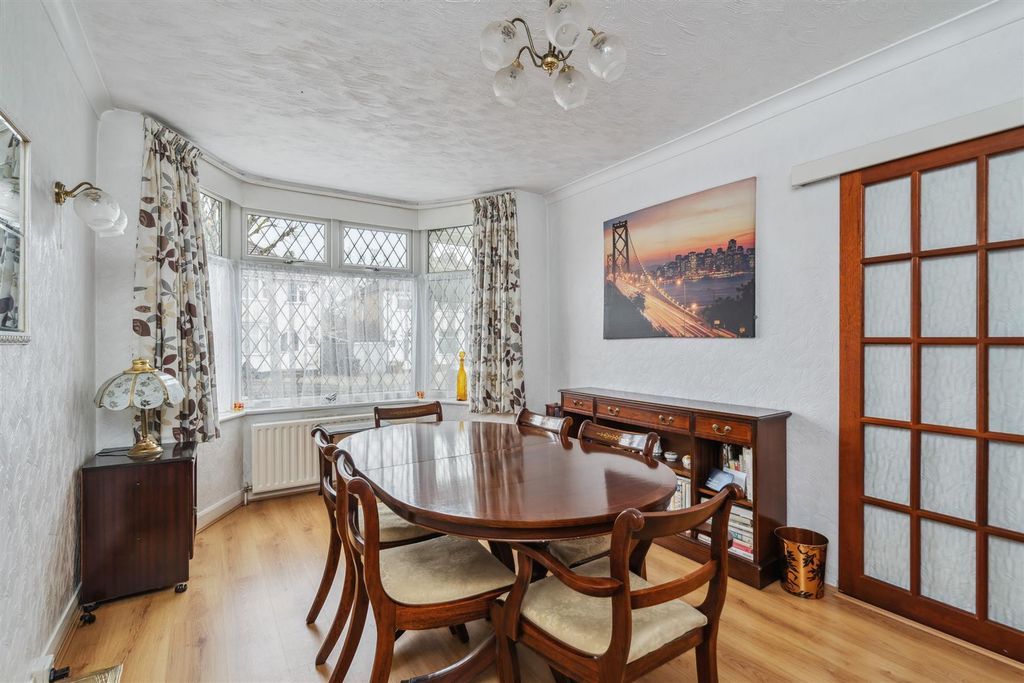Property photo 3 of 12 4 Barrington Road_8.Jpg