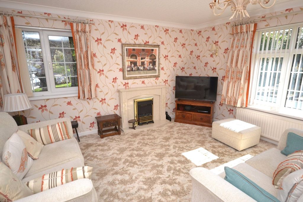 Property photo 2 of 10 Living / Dining Room
