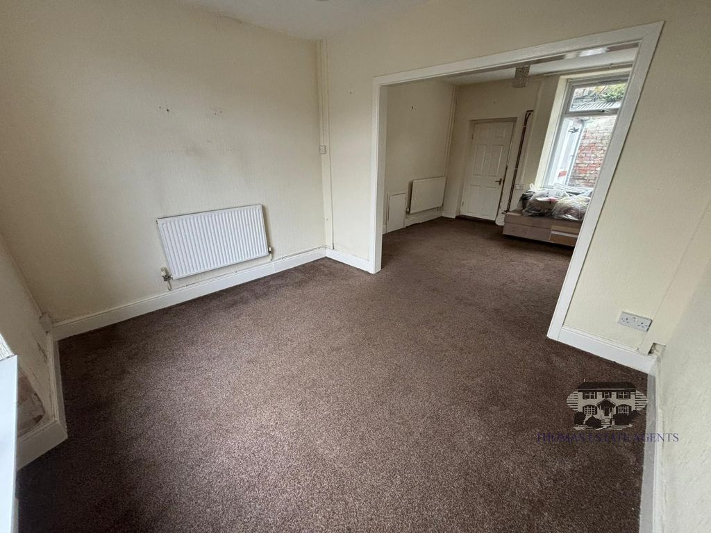 Property photo 3 of 11 Lounge