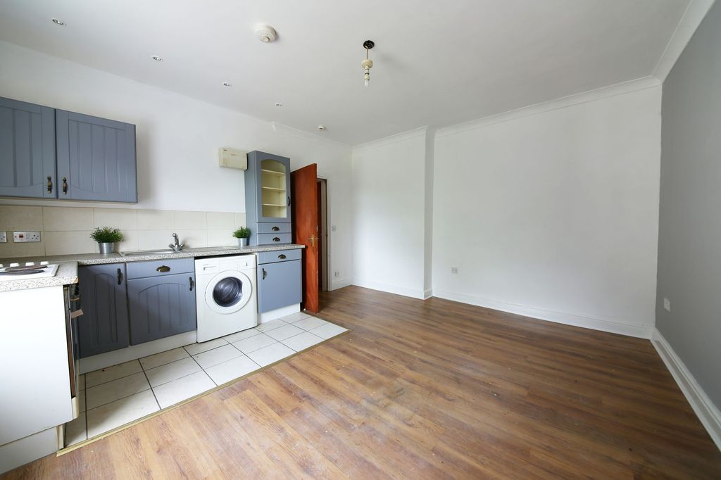 Property photo 2 of 10 Kitchen Lounge
