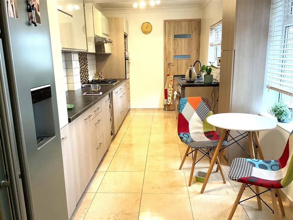 Property photo 3 of 8 Kitchen