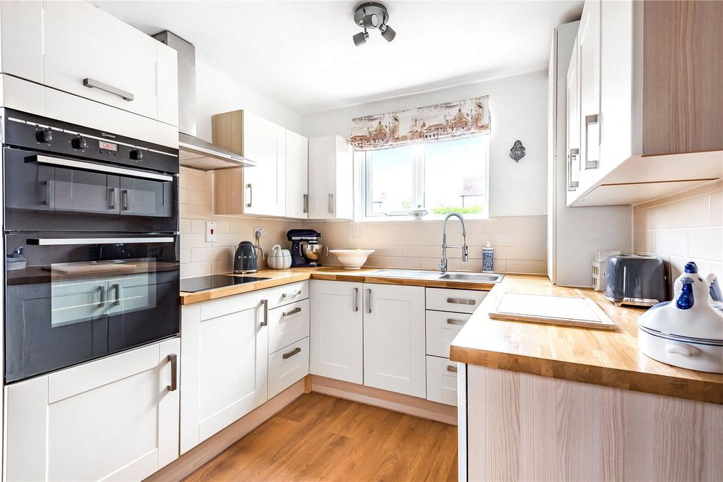Property photo 3 of 12 Kitchen