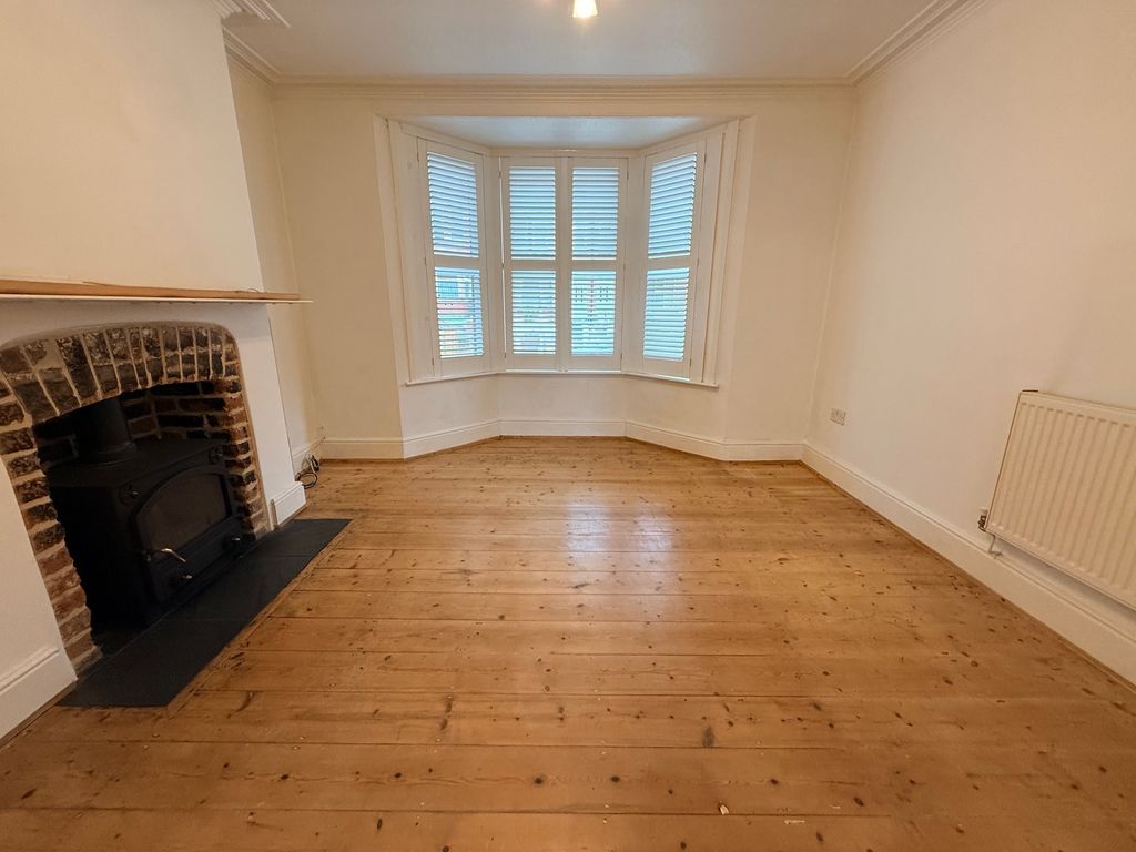 Property photo 3 of 16 Lounge