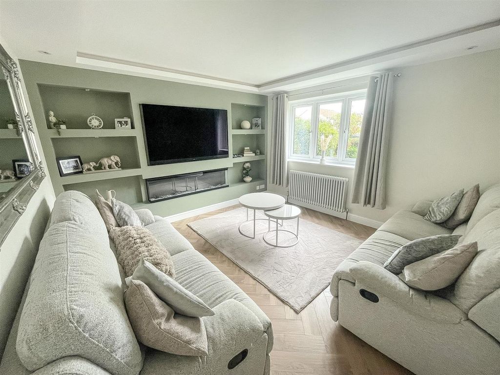 Property photo 2 of 24 Lounge