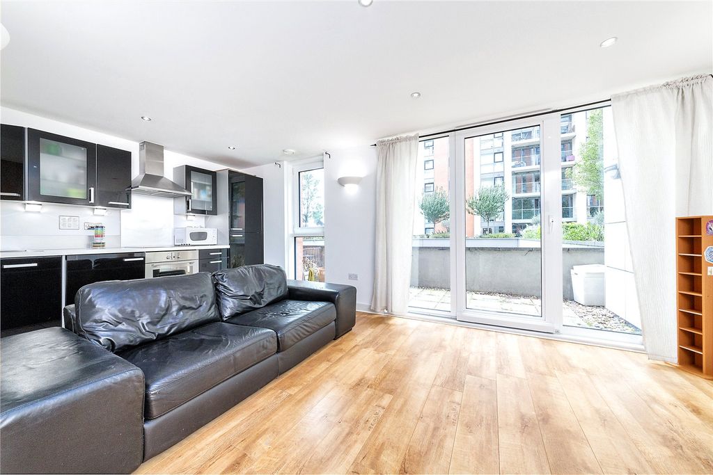 Property photo 2 of 8 Living Room/Kitchen