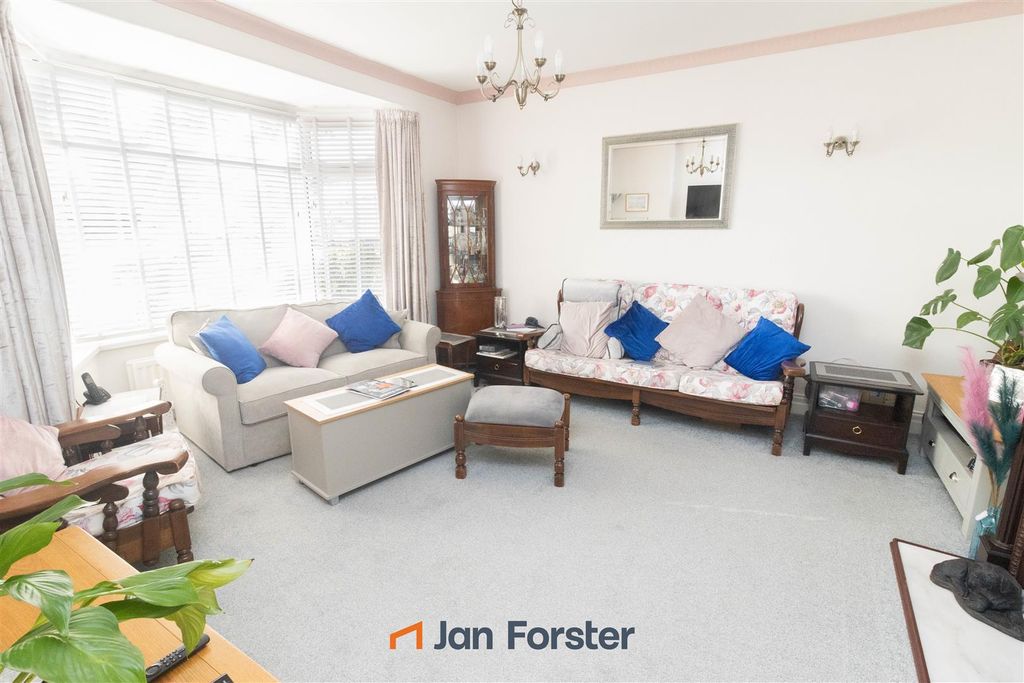 Property photo 2 of 10 Lounge