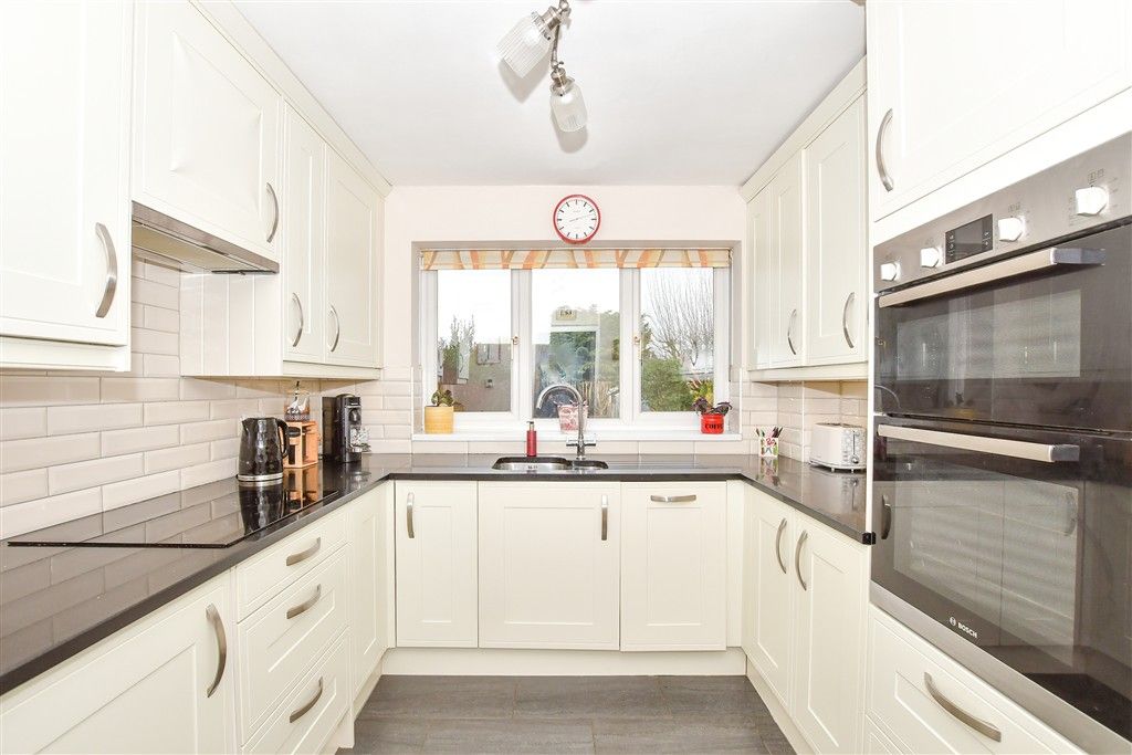 Property photo 3 of 11 Kitchen