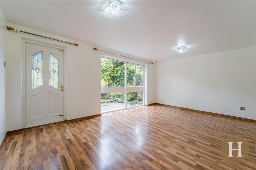 Property photo 2 of 28 Hadleigh Estate Agents-17.Jpg