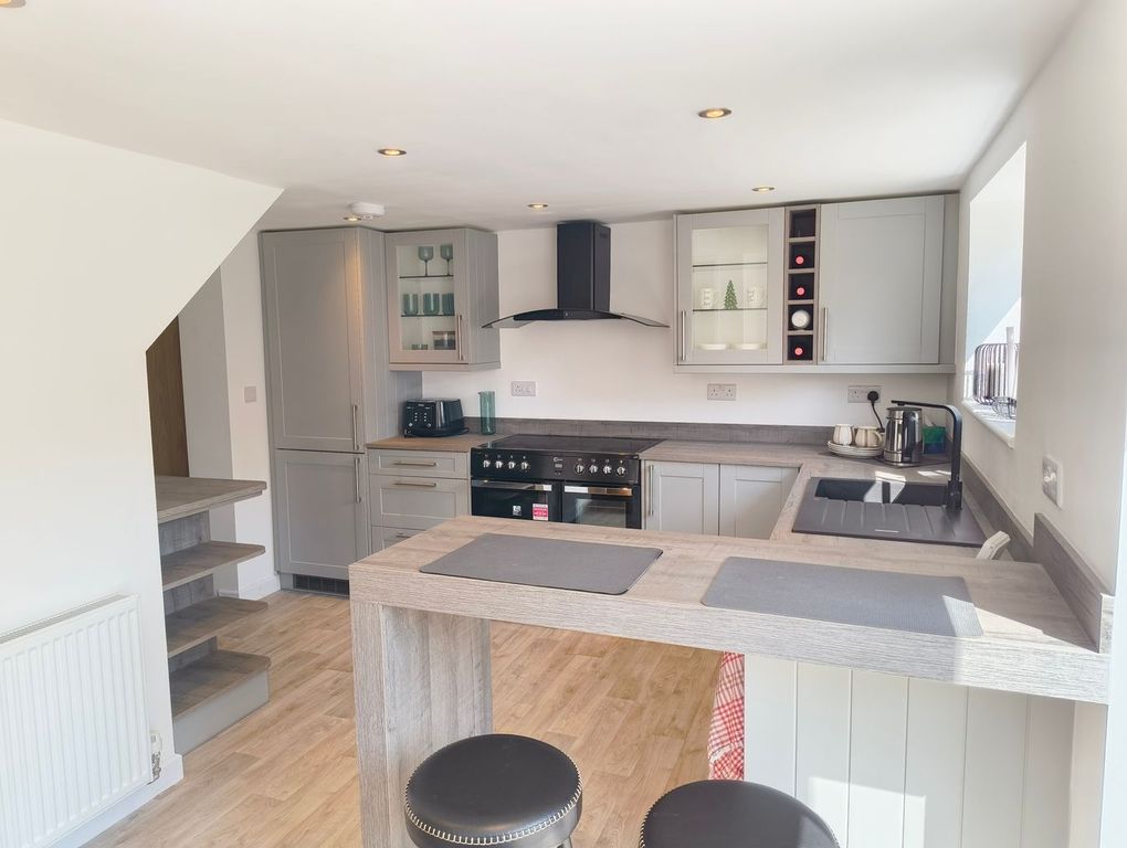 Property photo 3 of 18 Kitchen