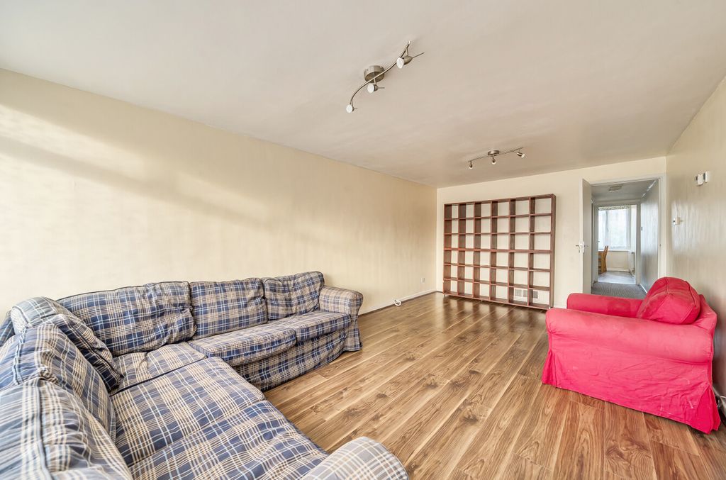 Property photo 3 of 22 Lounge