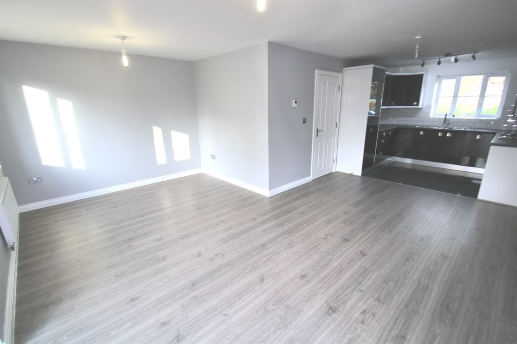 Property photo 3 of 10 Lounge