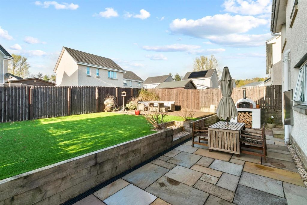 Property photo 2 of 27