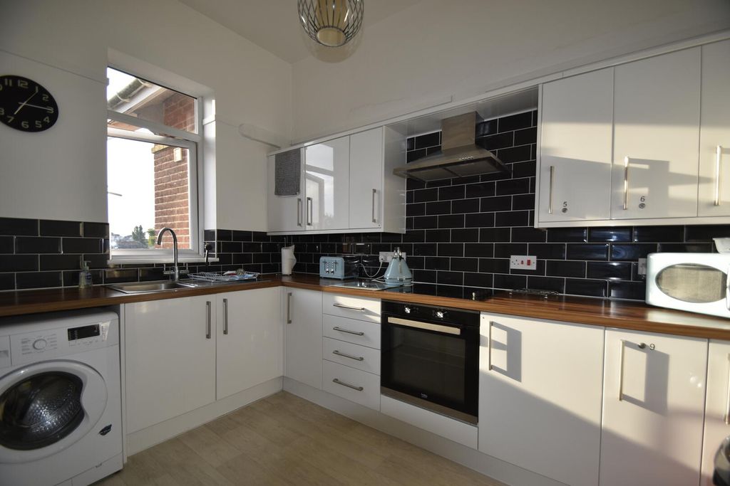 Property photo 2 of 6 Kitchen