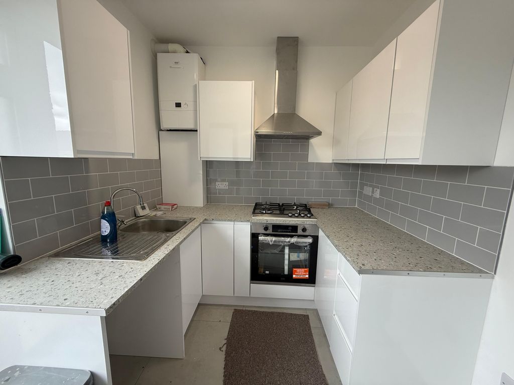 Property photo 1 of 10 3 Bed Flat To Rent Western Road, Southall Ub2