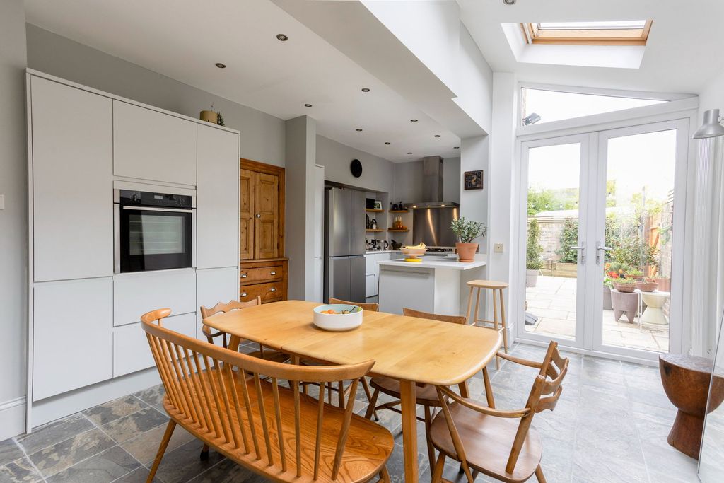 Property photo 2 of 23