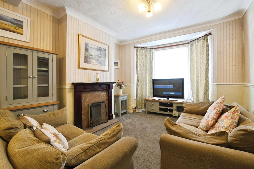 Property photo 3 of 19 Lounge/Dining Area