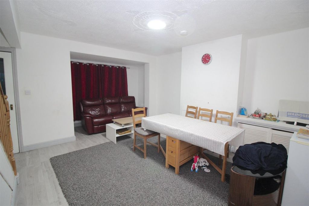 Property photo 3 of 10 Lounge