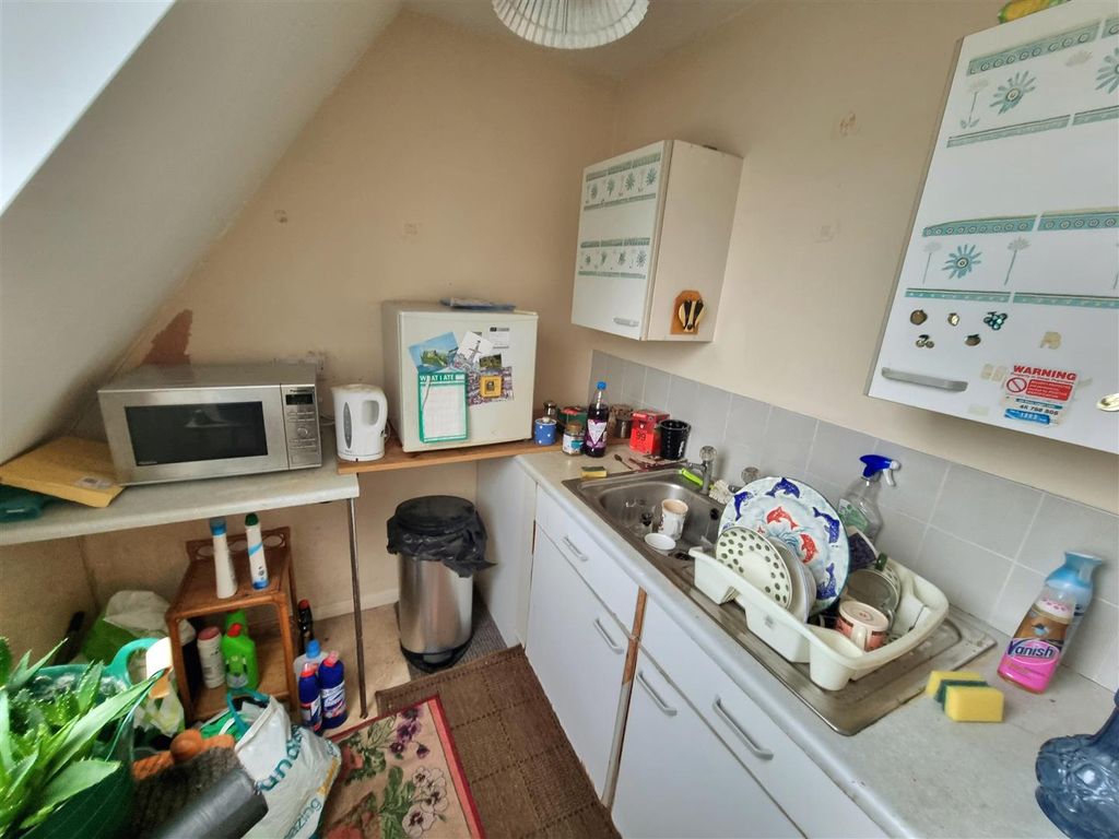Property photo 3 of 10 Kitchen.Jpg