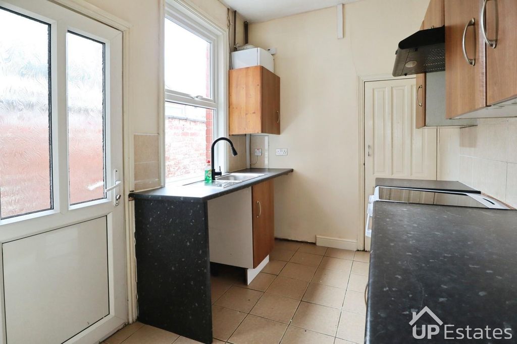 Property photo 3 of 10 Kitchen