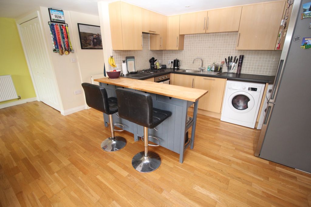 Property photo 3 of 11 Kitchen