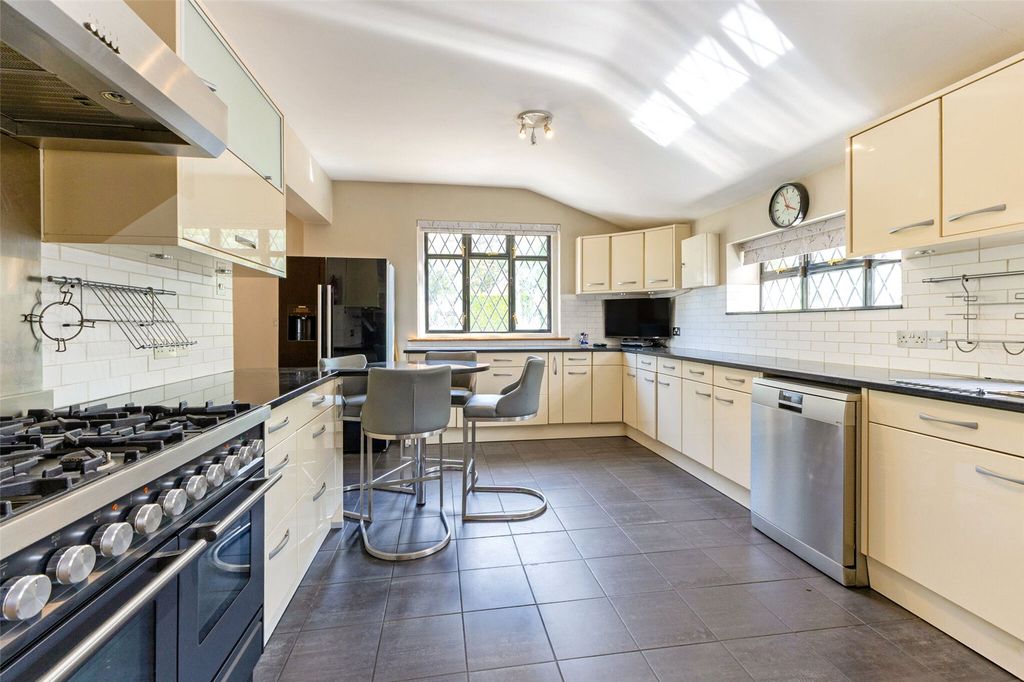Property photo 3 of 34 Kitchen