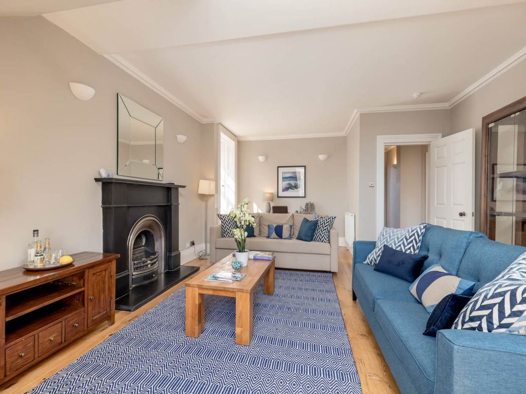 Property photo 3 of 17 59614_N_Castle_St_003