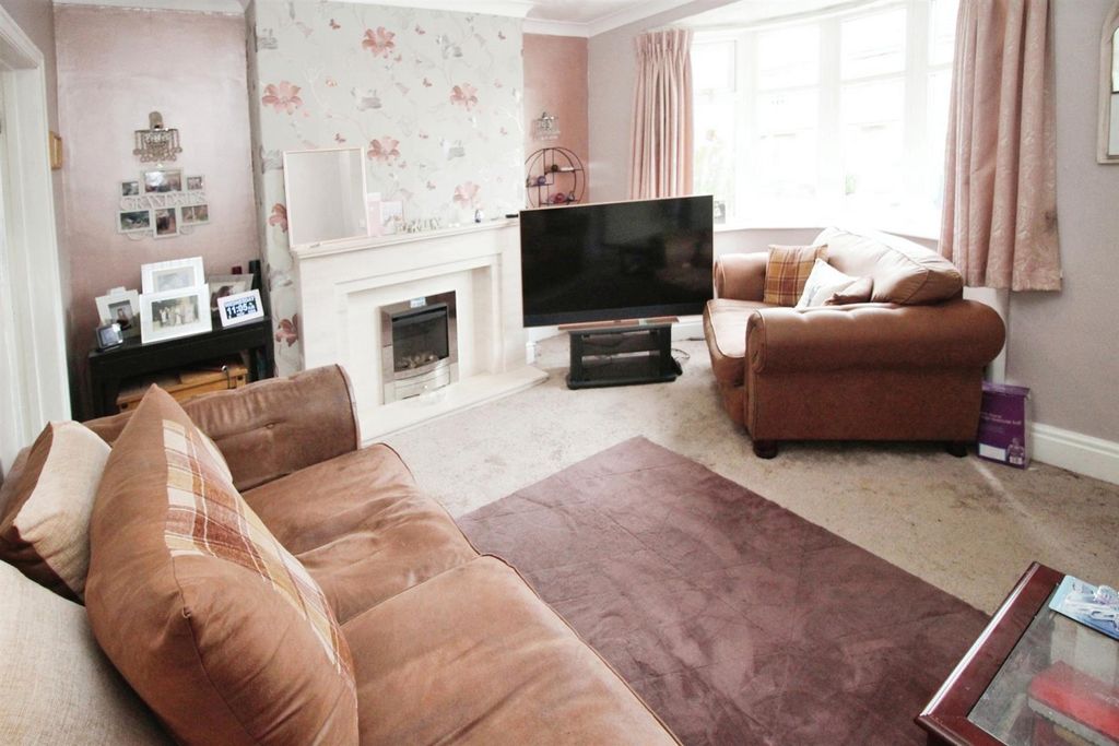Property photo 2 of 19 Lounge