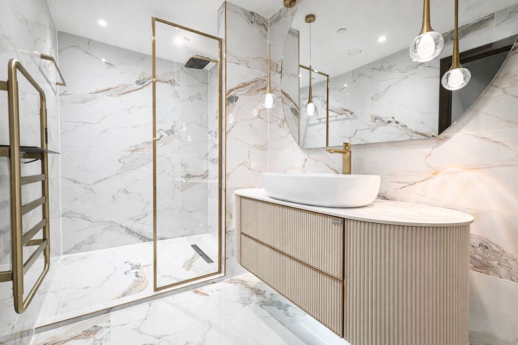 Property photo 3 of 14 Bathroom