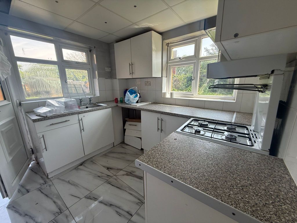 Property photo 3 of 7 Kitchen
