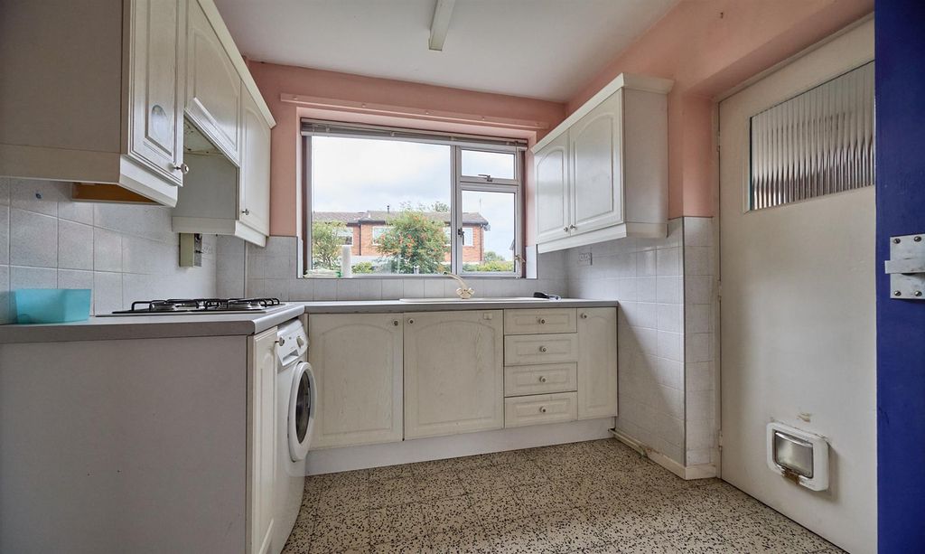 Property photo 2 of 11 Kitchen