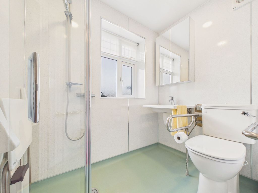 Property photo 3 of 11 Bathroom