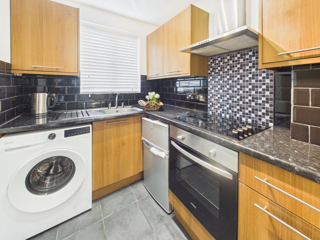 Property photo 3 of 8 Kitchen