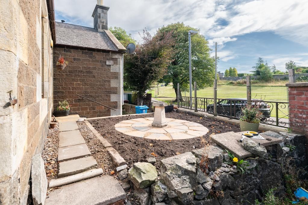 Property photo 2 of 26 Lev1382Pem Front Garden.Jpg