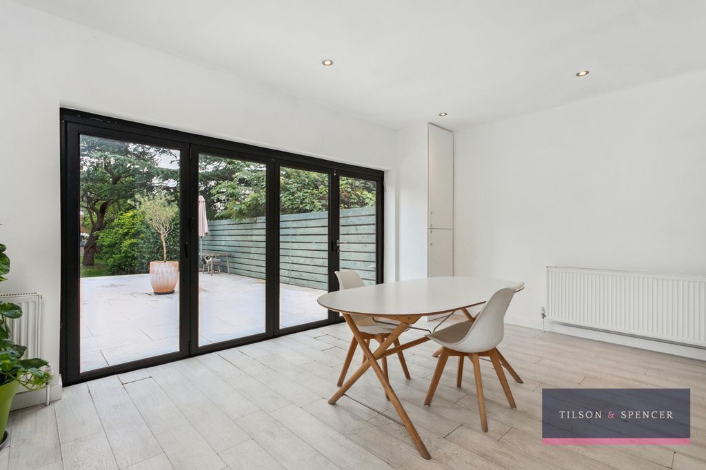 Property photo 2 of 19 170920259_Tils_83 Hall Lane _E4 8Hw_010_Wm