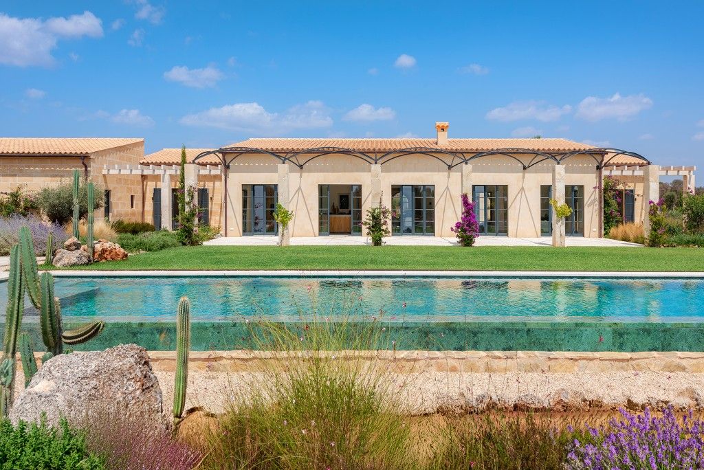Property photo 1 of 20 Exterior And Pool (2)