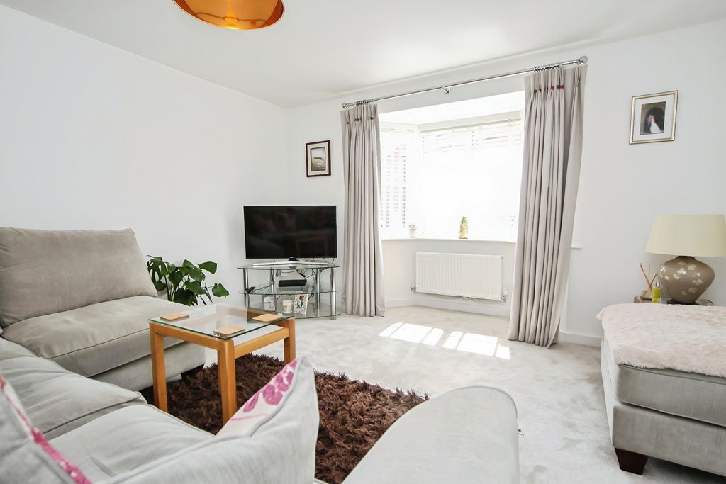 Property photo 3 of 27 Lounge