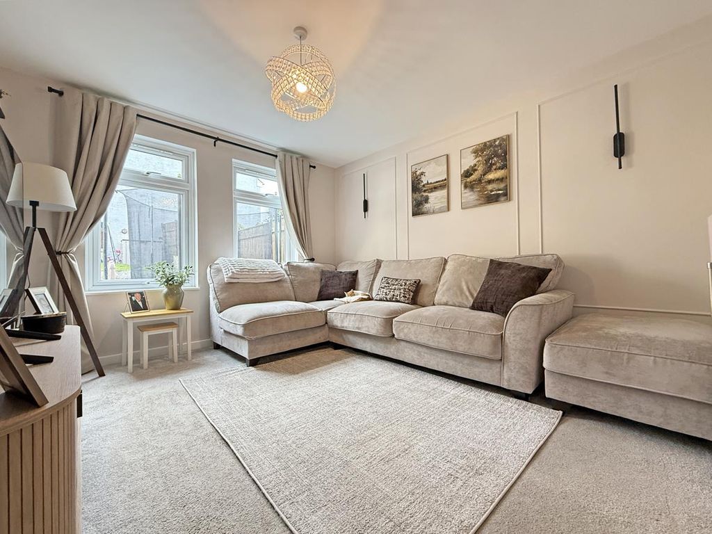 Property photo 2 of 19 Staple Close 9 - Lounge Front...Jpg