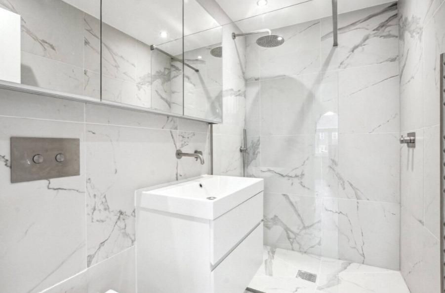 Property photo 3 of 10 Bathroom