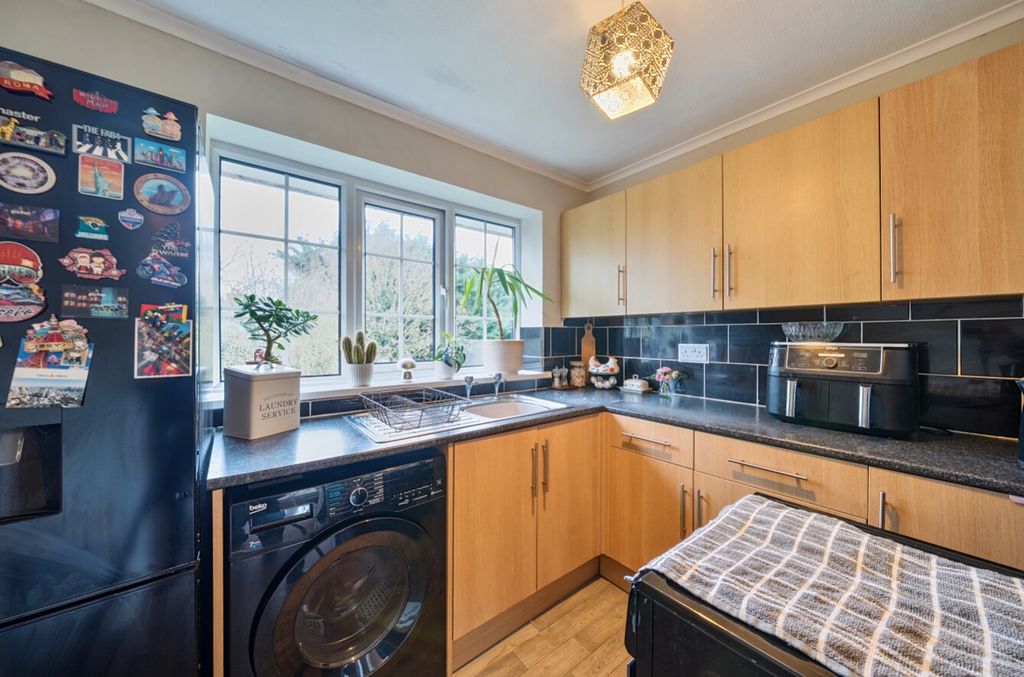 Property photo 3 of 11 1402855-15-6973696B3c60A-Arw-1