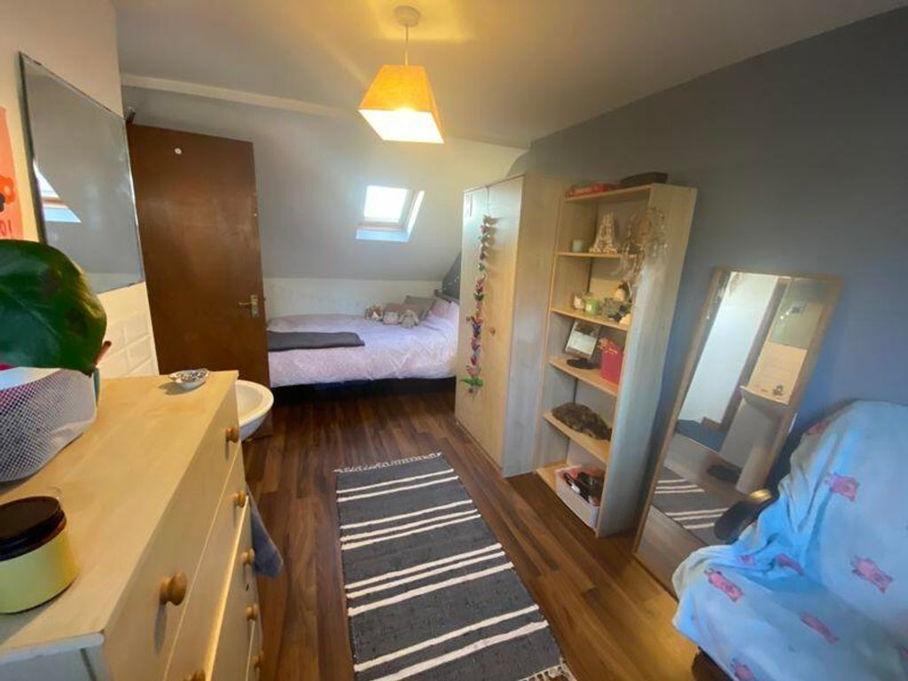Property photo 3 of 13 A Cozy And Well-Decorated Double Bedroom, Perfect ...