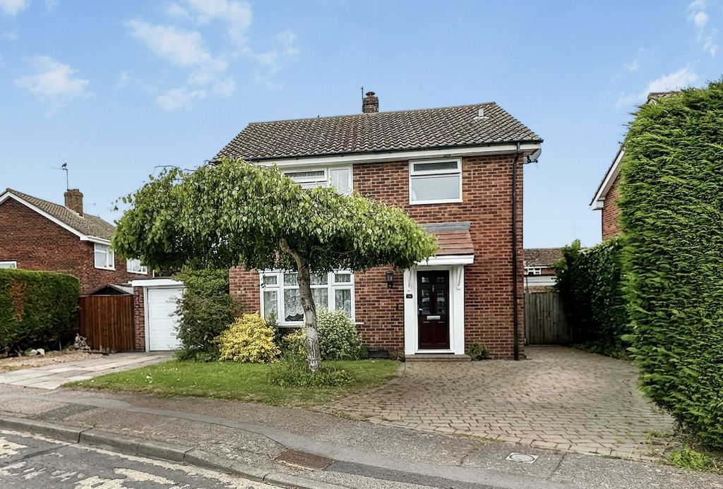 Property photo 1 of 16 Larkfield Road