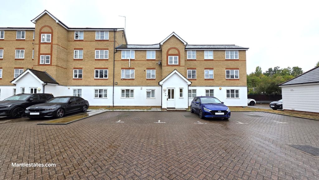 Property photo 1 of 21 1 Bed Flat For Sale Clarence Close, New Barnet En4