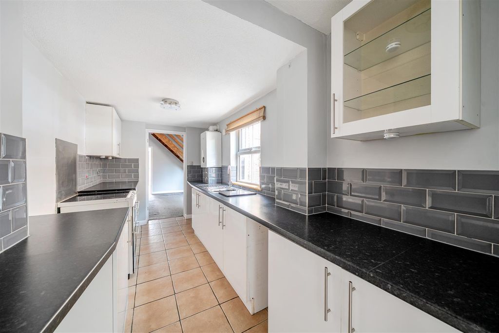 Property photo 3 of 10 Kitchen H.Jpg