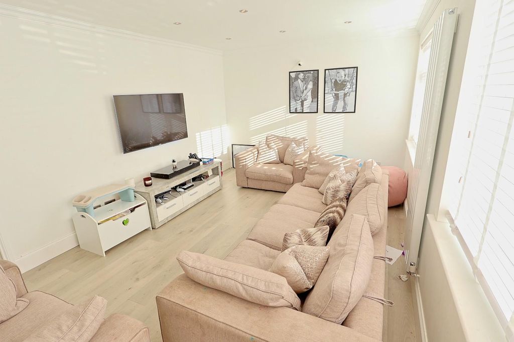 Property photo 3 of 16 Lounge