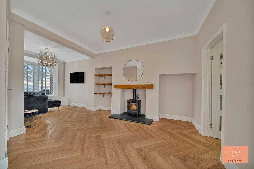 Property photo 2 of 28