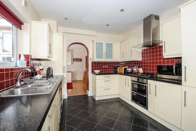 Property photo 2 of 9 Kitchen