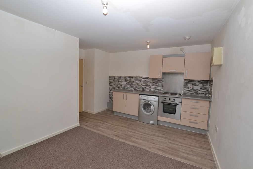 Property photo 3 of 12 Kitchenette 1